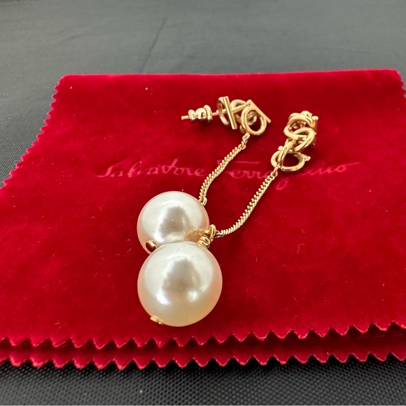 Salvatore Ferragamo Gancini Chain Drop Earrings With Pearl In Gold NEW IN BOX - Picture 8 of 15